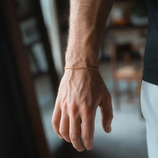 Bracelet Chaîne Serpent en Acier Inoxydable — gros plan sur le bijou