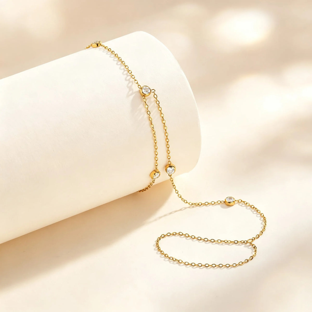 Bracelet de cheville femme minimaliste - détail de la chaîne