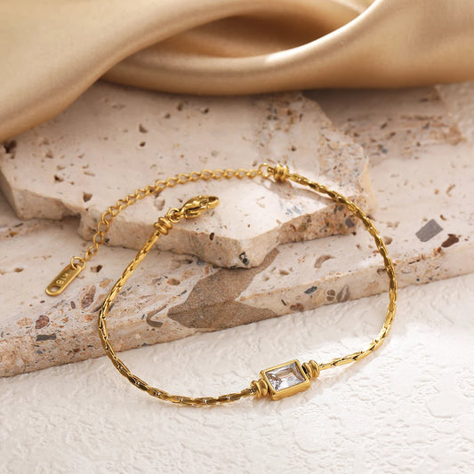 Bracelet en acier inoxydable doré avec cristaux - détail