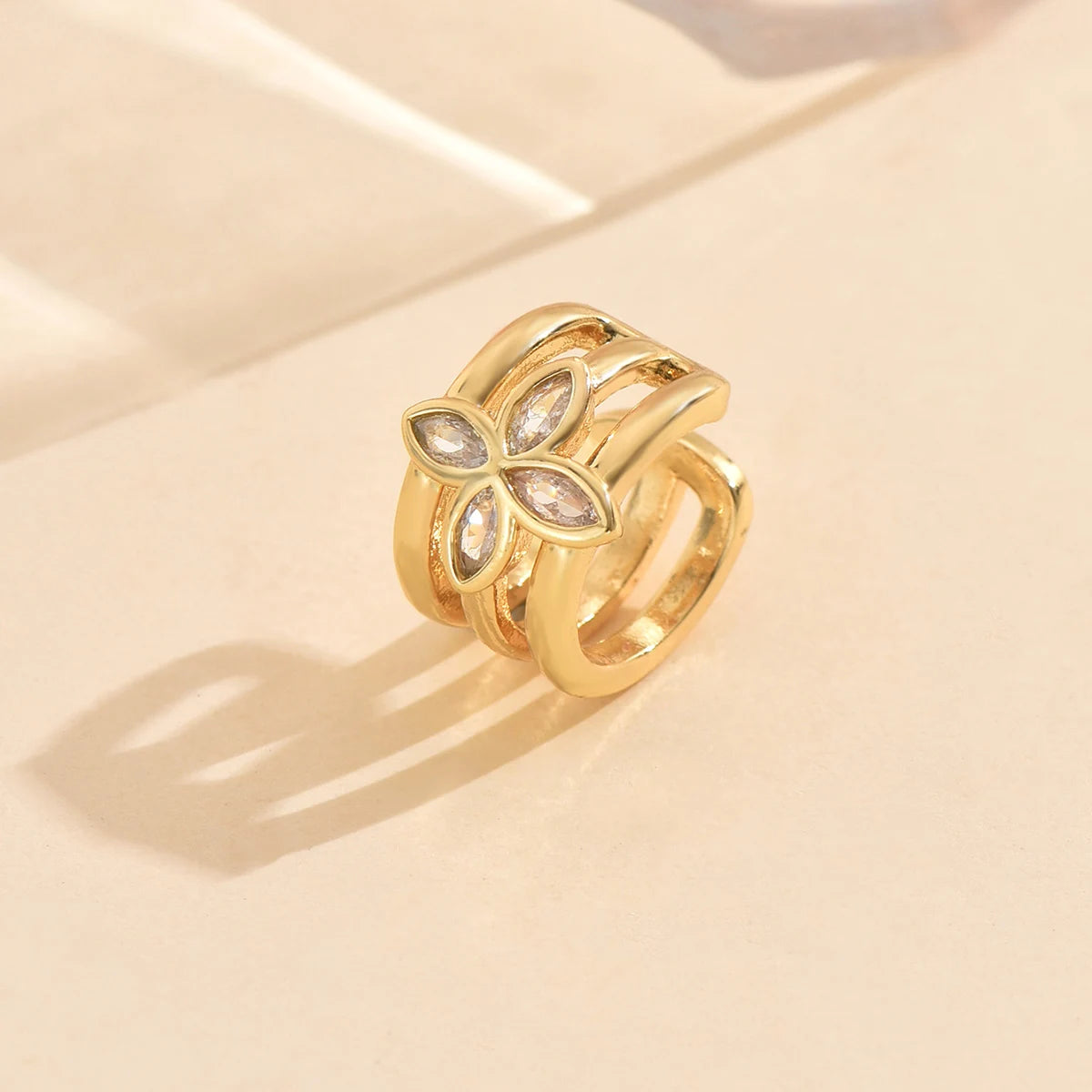 Earcuff - Golden petal