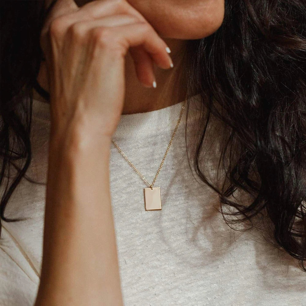 Collier pendentif Élégance rectangulaire — gros plan sur le bijou