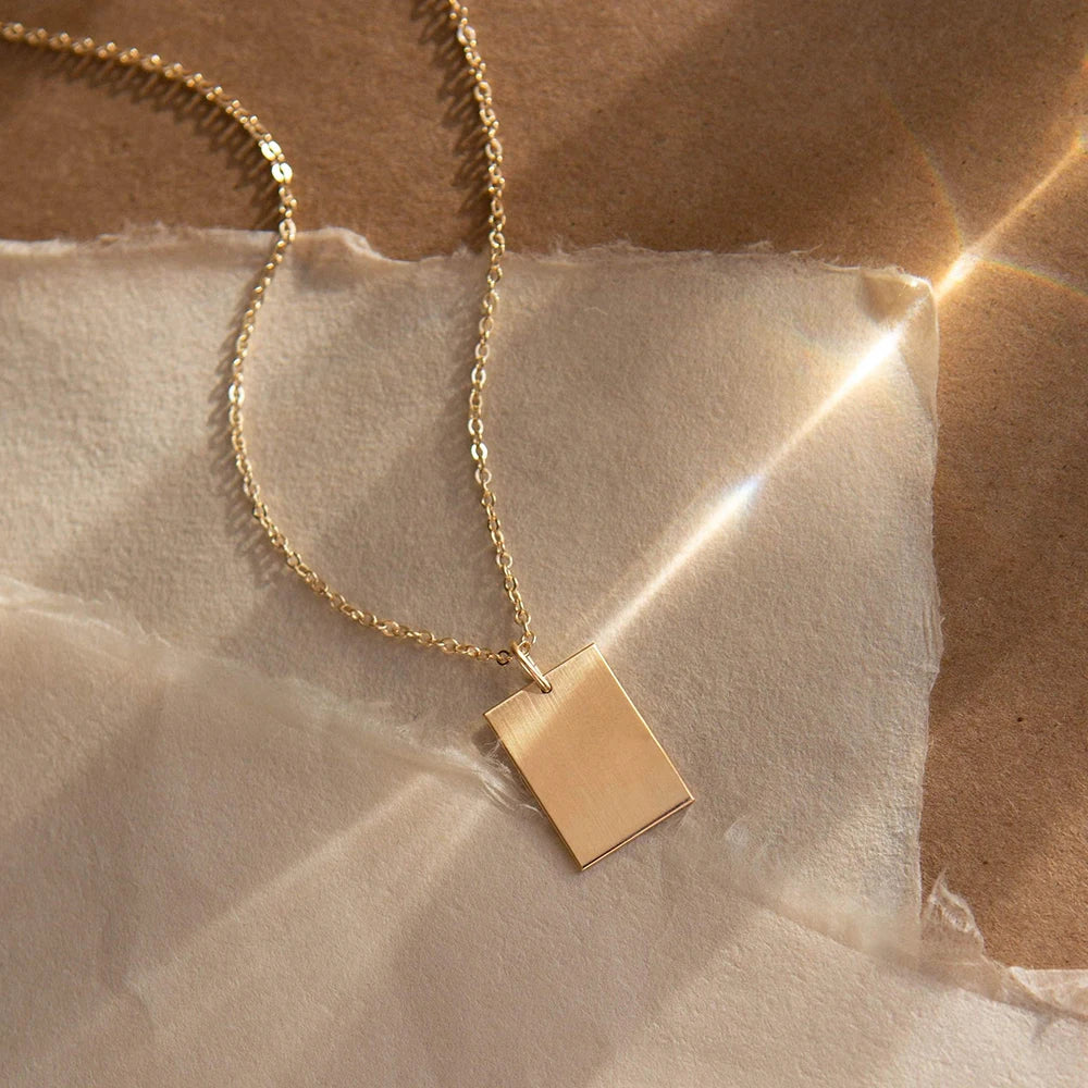 Collier pendentif Élégance rectangulaire — style et rendu du modèle