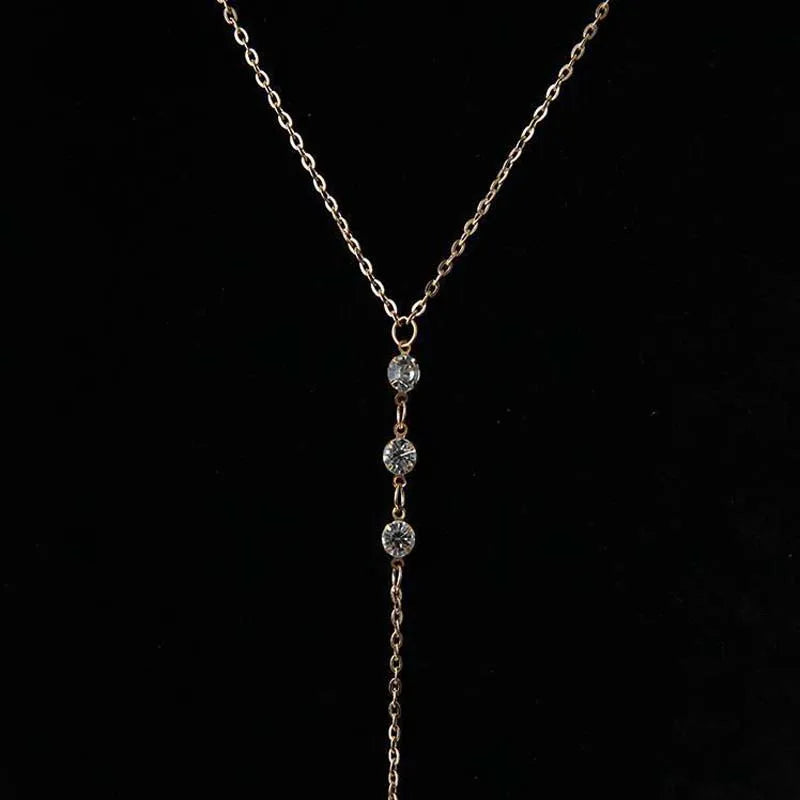 Bijou de dos femme - détail du motif géométrique