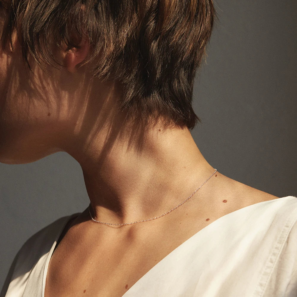 Collier ras de cou en acier inoxydable - gros plan