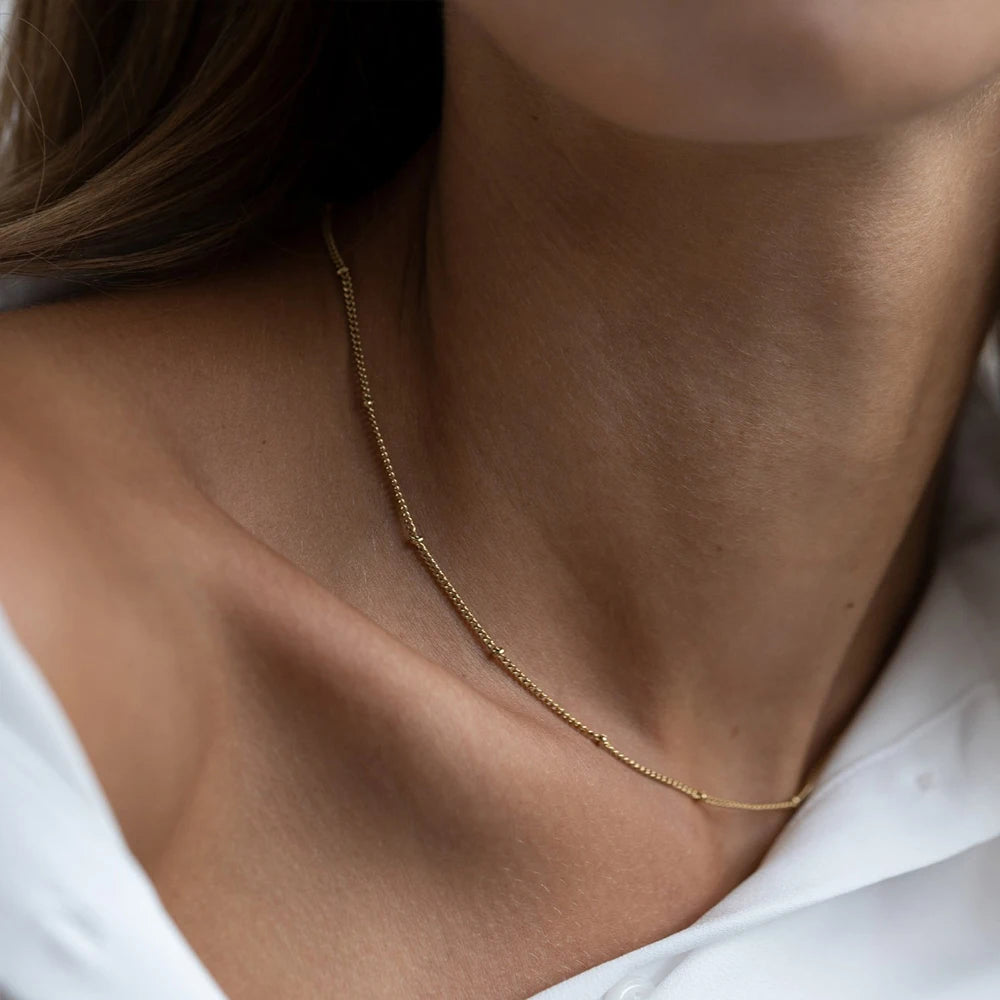 Collier ras de cou en acier inoxydable - gros plan