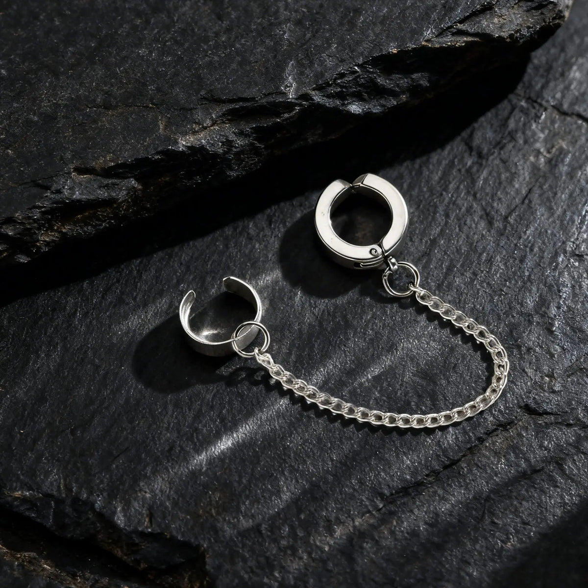 Earcuff doré Courbe Dorée au style moderne et épuré